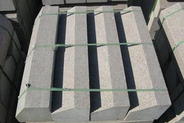 水(shuǐ)磨石路(lù)沿石